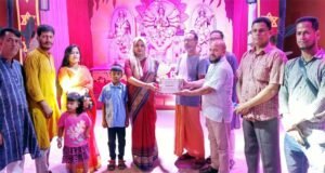 নবীগঞ্জ পৌর প্রশাসকের উদ্যোগে ৯টি পূজা মণ্ডপে খাবার স্যালাইন বিতরণ