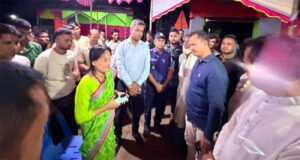 তাহিরপুরের বিভিন্ন পূজামন্ডপ পরিদর্শন করে নগদ অর্থ দিলেন এমপি কামরুল
